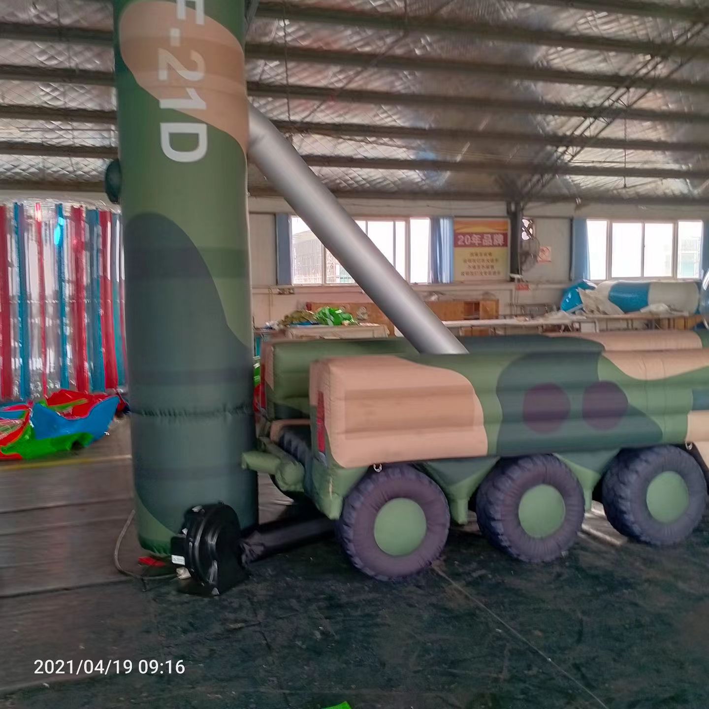 五大连池军事演习中的充气目标车辆：模拟发射车雷达车坦克飞机